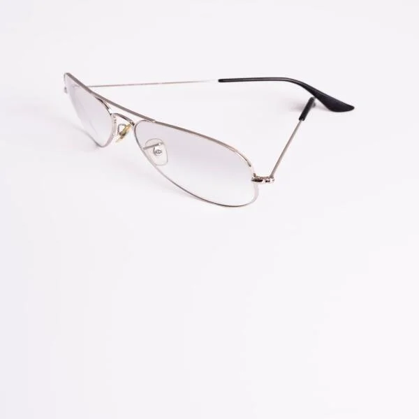 close-up-retro-sunglasses-with-copy-space-1