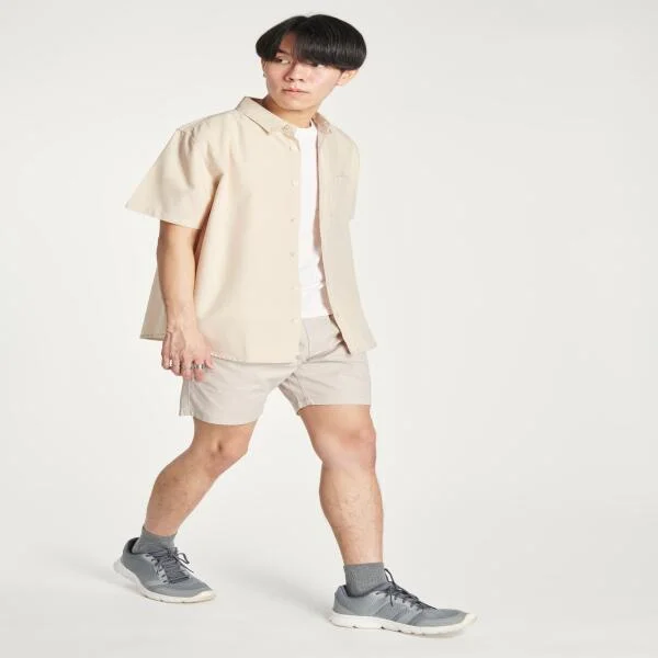 men-beige-shirt-minimal-outfit-1