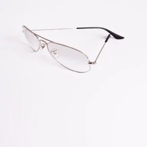 close-up-retro-sunglasses-with-copy-space-1