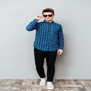 handsome-man-wearing-sunglasses-standing-grey-wall-1