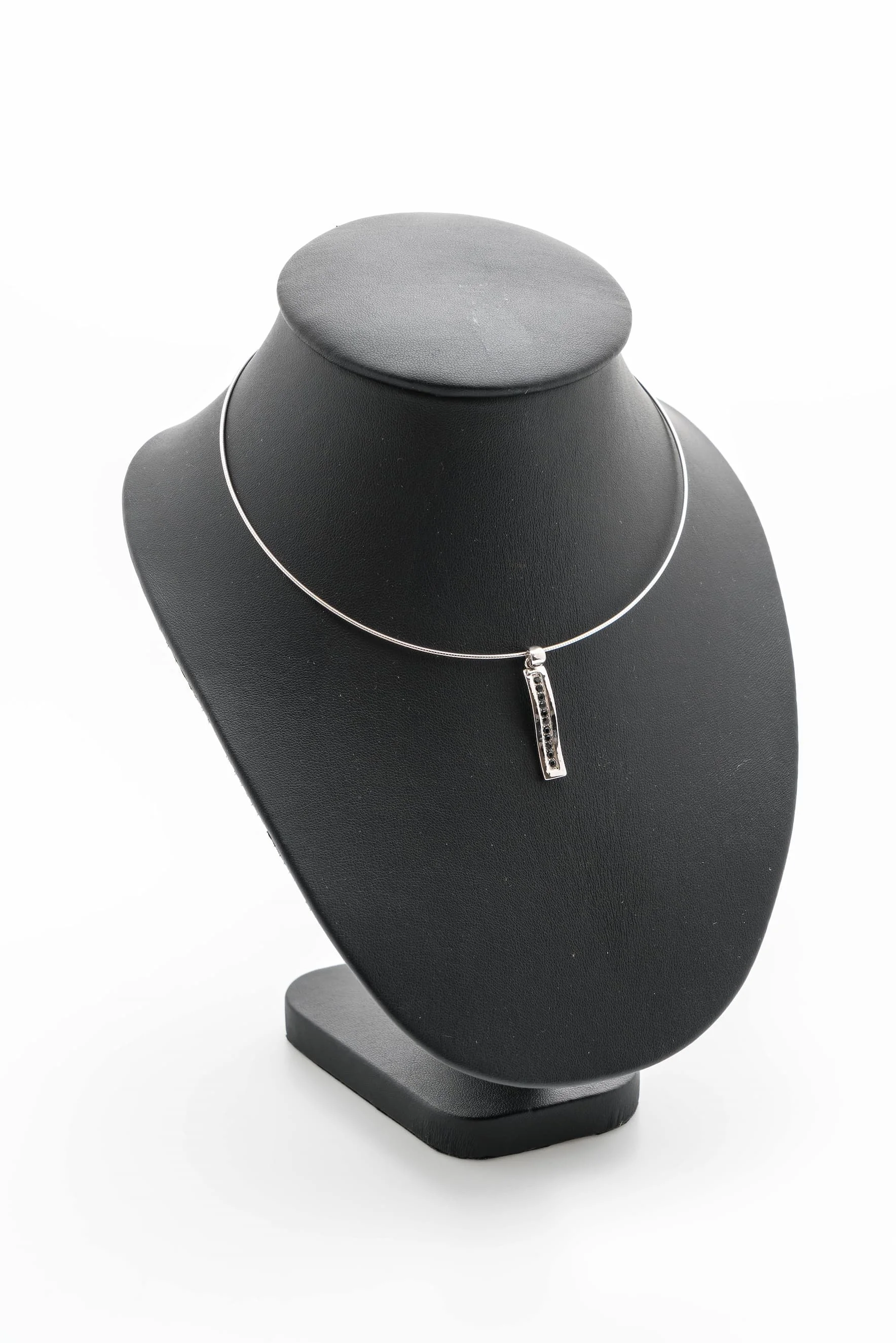 Phụ kiện nữ 4 beautiful-luxury-necklace-jewelry-stand-neck-1