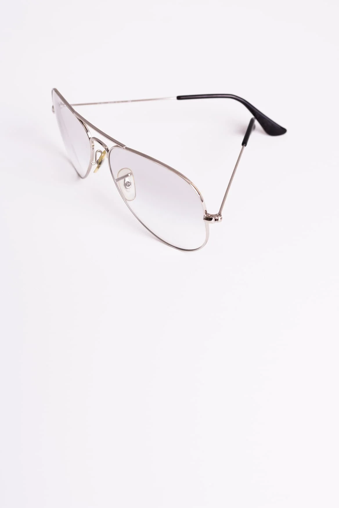 Phụ kiện nam 2 close-up-retro-sunglasses-with-copy-space-1