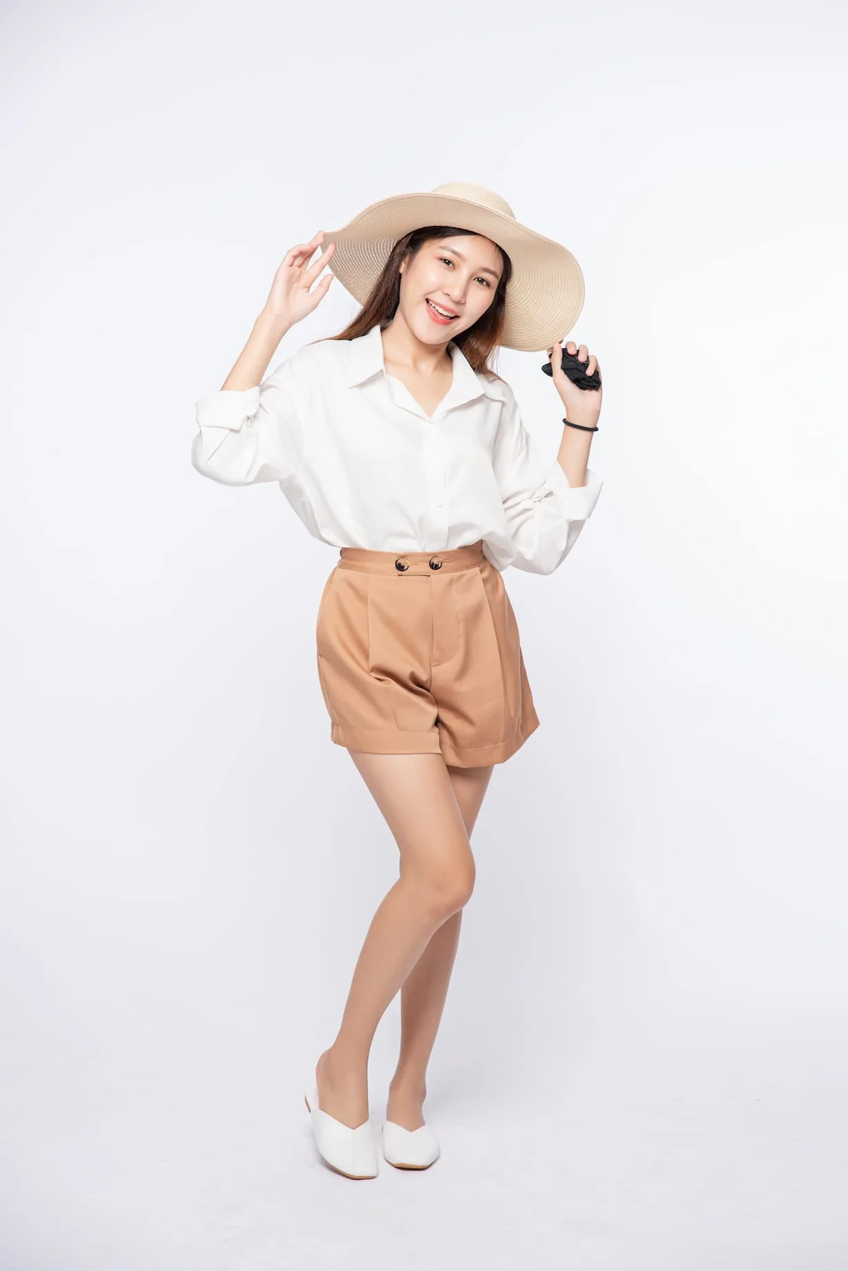 Thời trang nữ 1 young-woman-wearing-white-shirt-shorts-wearing-hat-handle-hat-1